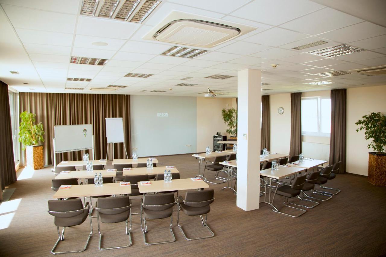 Hotel Ponteo - Activity Park Bratislava Extérieur photo